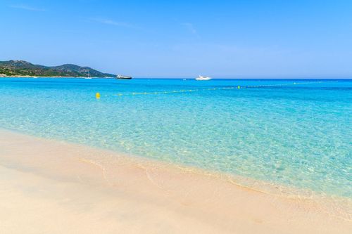 Corse : cette plage de rêve est encore préservée du tourisme de masse (probablement plus pour longtemps !)