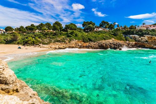 A Majorque, ce petit village  prisé des locaux mérite d'être visité pour ses grottes naturelles et ses criques paradisiaques 
