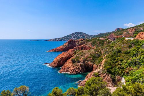 A moins d'1h de Nice, découvrez ce site naturel où roches rouges et mer turquoise se rencontrent (on y trouve les plus belles criques de la Côte d'Azur !)