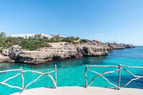 Entre criques et plages de sable fin : quelles sont les plus belles plages à proximité de Ciutadella de Menorca ?