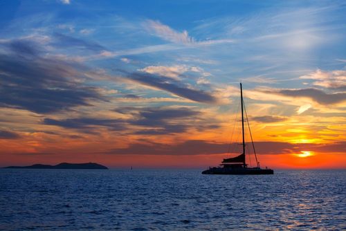 Sunset, live music and a catamaran... an unforgettable experience for less than £20 in Barcelona