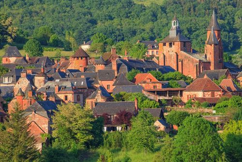 En Corrèze, ce village atypique aux bâtiments en pierres rouges est l'un des plus beaux de France. L'avez-vous reconnu ?