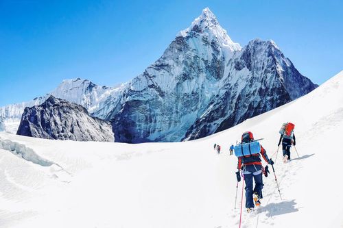 Inoxtag va gravir l’Everest : à quoi ressemble le sommet du toit du monde ?