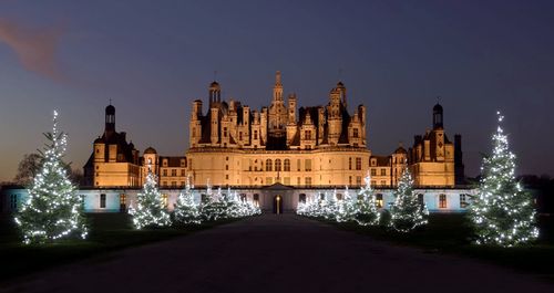 Partout en France, ces châteaux majestueux se transforment pour Noël ! Prêt à entrer dans un monde féerique ?