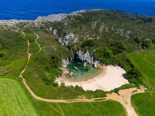 A 2h de la France, cette plage atypique aux eaux turquoise est la plus petite au monde !