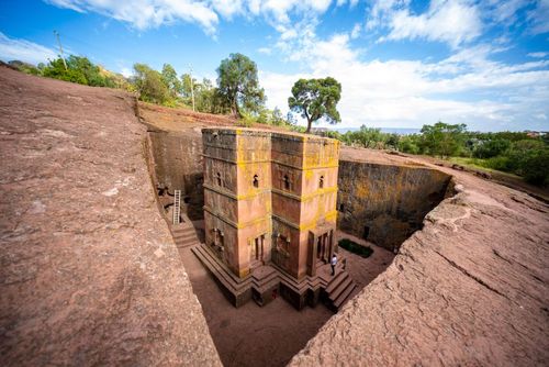 Creusées dans la pierre ou perchées sur un rocher : voici les églises les plus insolites du monde (il y en a une en France !)