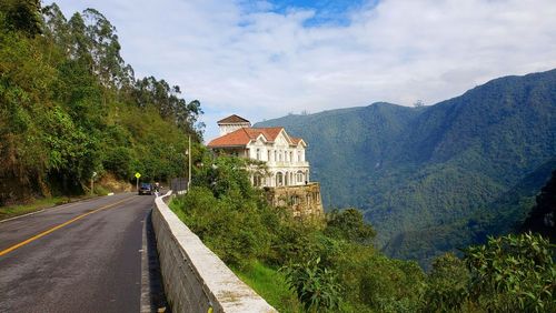 Un peu de frissons avant Halloween ? Cet ancien hôtel abandonné abrite de sombres secrets en Colombie