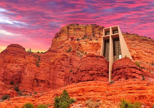 Ce ne sont pas des fusées ni des soucoupes volantes, mais bien des églises ! Voici les édifices les plus insolites au monde 