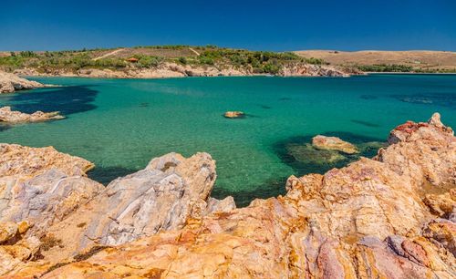 Cette île méconnue de Grèce est un véritable paradis terrestre encore épargnée du tourisme de masse (et pourtant facilement accessible)