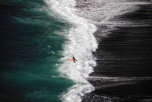 Aux 4 coins du monde, ces plages de sable noir sont impressionnantes ! Voici où les trouver