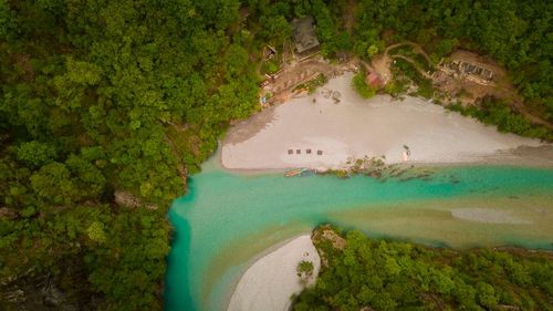 Entre lac et rivière, voici 3 lieux naturels où se rafraîchir en Albanie