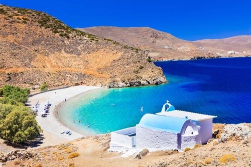 Oubliez Santorin et découvrez l'île Papillon ! Préservée du tourisme de masse, cette île grecque est un véritable havre de paix
