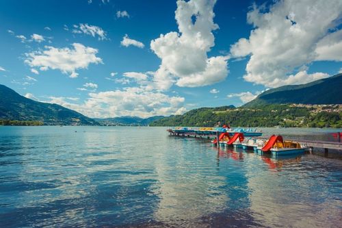 Loin des plages surpeuplées de touristes, découvrez ces lacs italiens où l'on peut se baigner et faire le plein d'activités !