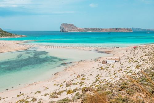 Entre lagon turquoise et randonnées sauvages, cette plage de Crète est l’une des plus spectaculaires de Méditerranée