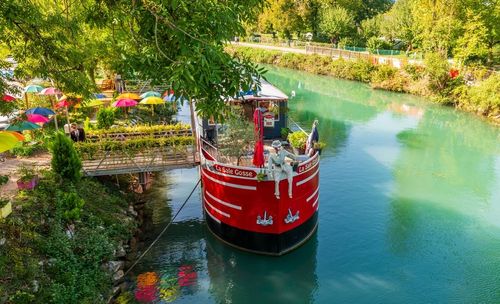 De Chanaz au lac du Bourget, découvrez les charmes du canal de Savières en Savoie au printemps ou en été !