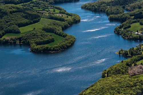 Ces deux villages engloutis sous un lac en Bourgogne réapparaissent tous les 10 ans !