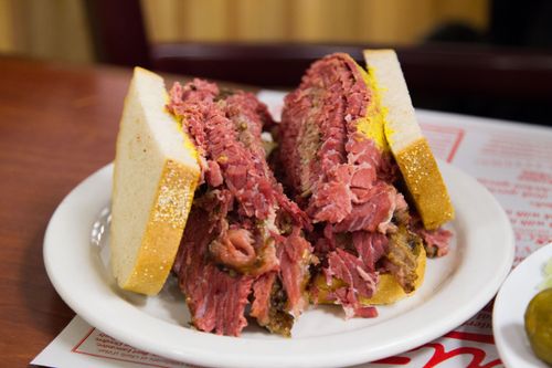 “Tu es le rayon de soleil de ma vie” : le sandwich le plus célèbre de Montréal
