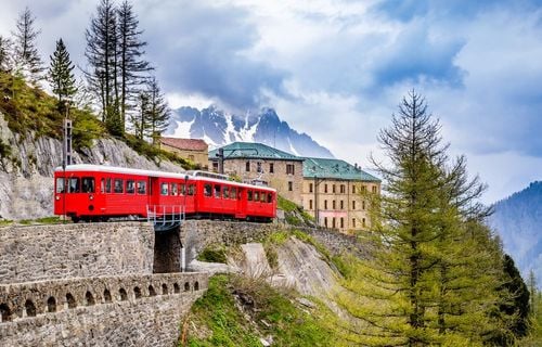 Entre locomotives d’époque et paysages à couper le souffle, embarquez pour un voyage hors du temps dans ces 5 trains touristiques français