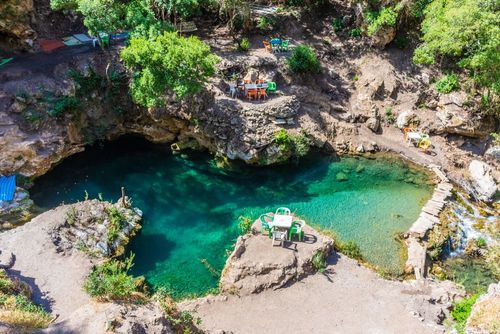 Gorges, vallées et piscines naturelles : au Maroc ces restaurants au bord de l'eau sont les secrets bien gardés des locaux