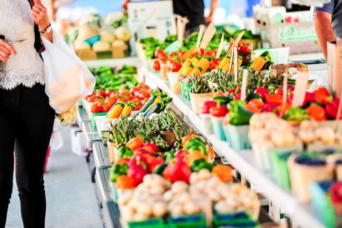 Entre produits du terroir et convivialité, tour d'horizon des 3 plus beaux marchés d'Auvergne