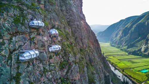 Suspendus au dessus du vide, sous la mer ou dans un igloo : les hôtels les plus insolites du monde