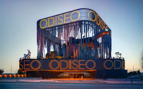 Piscine suspendue, restaurant panoramique, casino… En Espagne, ce lieu spectaculaire a des faux airs de Las Vegas !