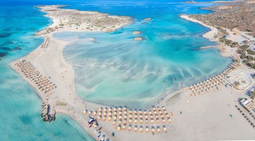 Sable rose, doré, blanc... Paradisiaques, ces plages grecques méritent d'être visitées au moins une fois ! 