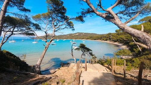 Besoin de changer d'air tout en restant en France ? Ces îles aux décors paradisiaques sont à visiter pour des vacances en famille réussies !