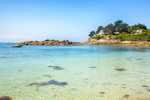 Connaissez-vous l'île de Batz ? Une petite île bretonne aux eaux turquoise où le vélo est roi !  