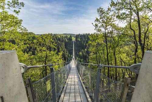 Este puente colgante sobre el vacío es uno de los más largos de Europa.