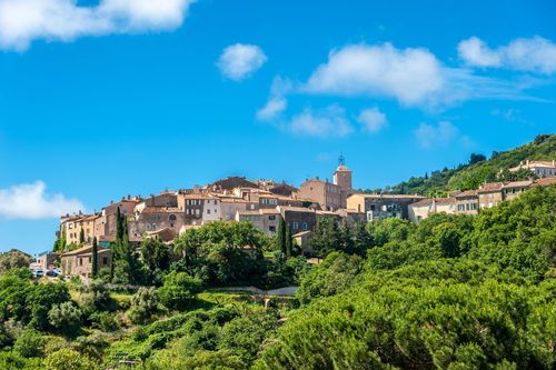 A 15 min de Saint-Tropez, ce petit village plein de charme est la perle de la Côte d’Azur (à visiter absolument !)