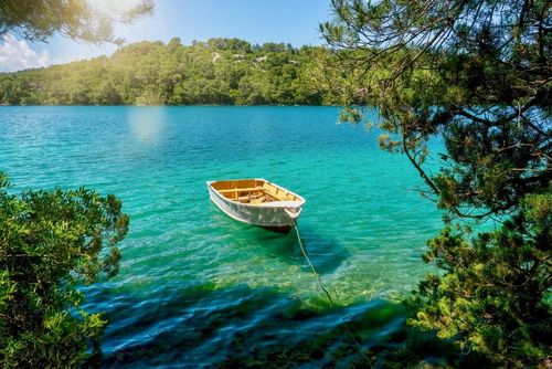 Découvrez ces trois îles paradisiaques méconnues de Croatie : baignade en eaux turquoise, randonnées et visites des villages au programme !
