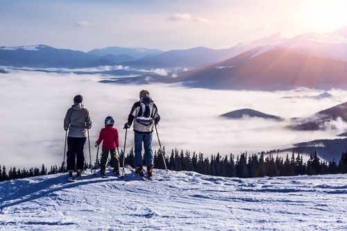 Où partir pour skier en famille ? Voici 5 stations de ski idéales pour des vacances à la montagne avec des enfants 