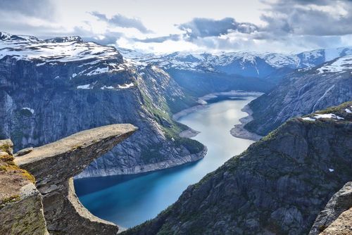 Entre panoramas exceptionnels et sentiers escarpés, ces lieux font partie des plus vertigineux au monde !