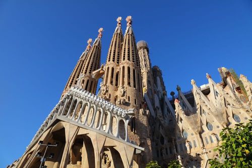 Vous êtes déjà passés devant, mais avez-vous remarqué ce détail surprenant sur la Sagrada Familia à Barcelone ?