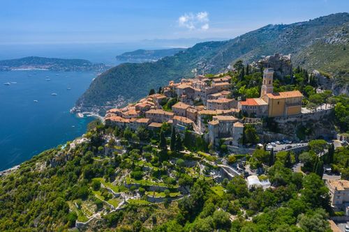 Less than 30 minutes from Nice: this Côte d'Azur village is one of the most beautiful perched villages in France.
