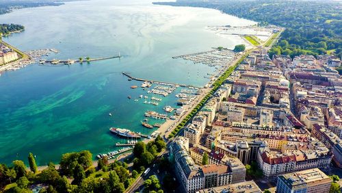 Entre montagnes, forêts et lac : quelles sont les plus belles destinations à visiter au bord du lac Léman en France et en Suisse ?