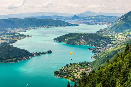 Loin des plages envahies par les touristes, voici 4 magnifiques lacs de Savoie à découvrir cet été !