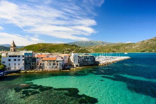 Bordé par des eaux turquoise, ce petit village authentique est un véritable paradis à visiter en Corse ! 