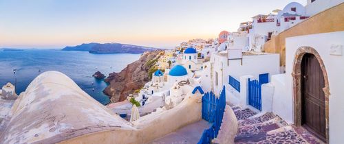 3 hilltop villages with sea views, blue-roofed houses and not (too) many tourists... Santorini has it all!