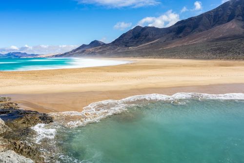 Avec ses 80 plages de rêve et ses paysages incroyables, cette île espagnole est idéale pour un séjour soleil et nature à petit prix