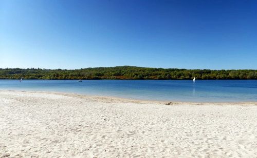 Il fait trop chaud dans votre 10 m² ? Voici les plages situées à moins d'une heure de Paris
