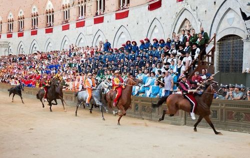 A cheval et au galop, au Palio de Sienne