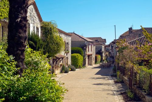 Situé à moins de 2h de route de Bordeaux, cet ancien village fortifié de la vallée du Lot est l’un des plus beaux de France !