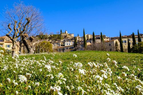 Entre le massif de l’Estérel et les Gorges du Verdon, découvrez cette région qui cache 9 villages perchés proches de la mer !