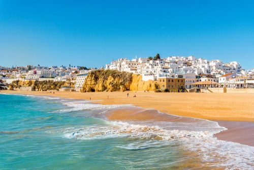 Où partir en vacances au Portugal cet été ? Voici 5 stations balnéaires incontournables pour profiter du soleil et de l'eau turquoise