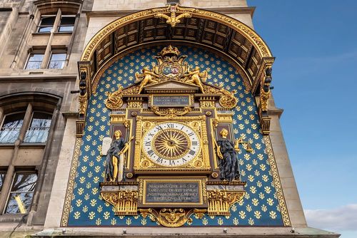 ¿Has visto este reloj por las calles de París? Sus detalles han intrigado durante 650 años....
