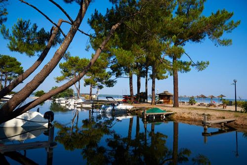 Oubliez l’océan, ce lac préservé des Landes est un paradis pour la baignade, les sports nautiques et les balades en pleine nature !