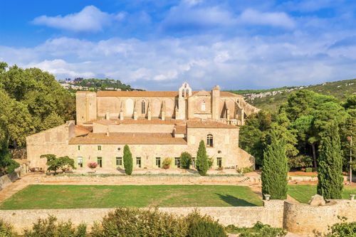 Connaissez-vous cette magnifique abbaye cachée au cœur des vignes à 40 minutes de Montpellier ? (une dégustation de vin est offerte après la visite !)