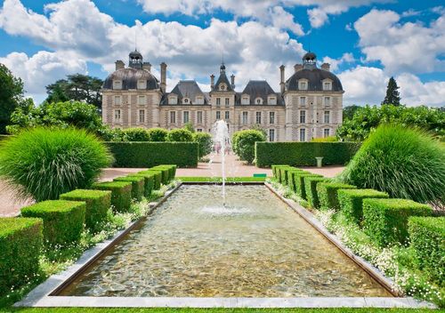 Moins connus que Chambord ou Chenonceau, ces 4 châteaux impressionnants sont tous situés en France ! Voici où les trouver